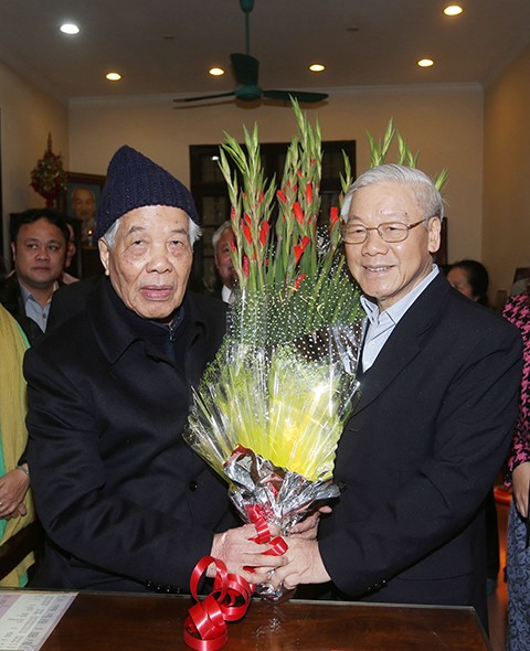 Генсек ЦК КПВ Нгуен Фу Чонг поздравил бывшего руководителя партии До Мыоя с днем рождения - ảnh 1